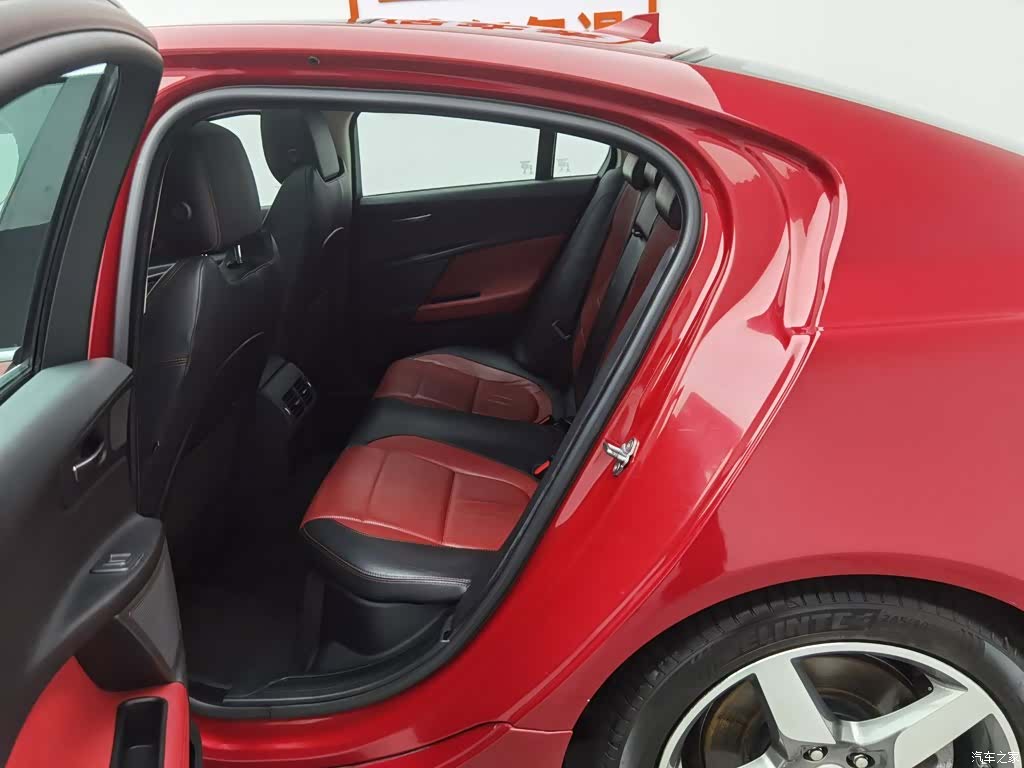Jaguar XE, 2016 15