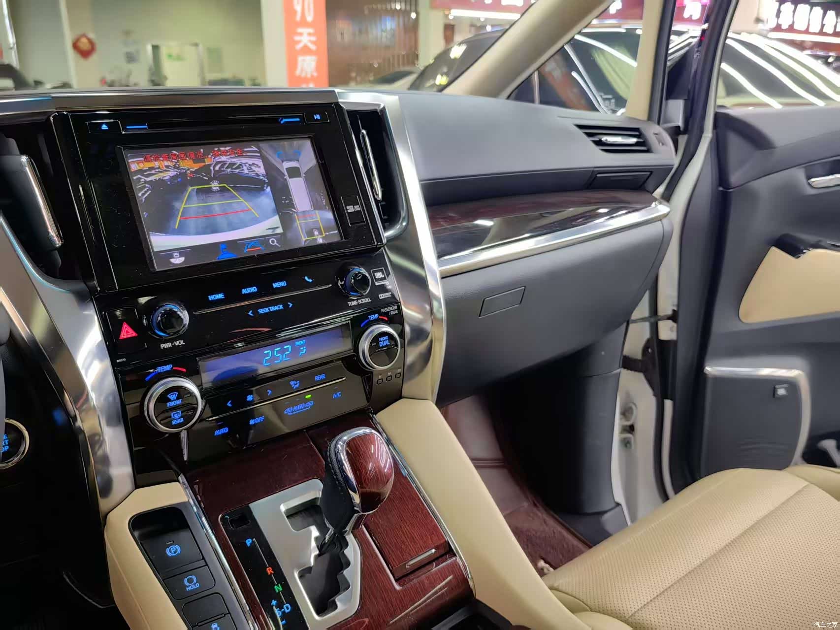 Toyota Alphard, 2018 8