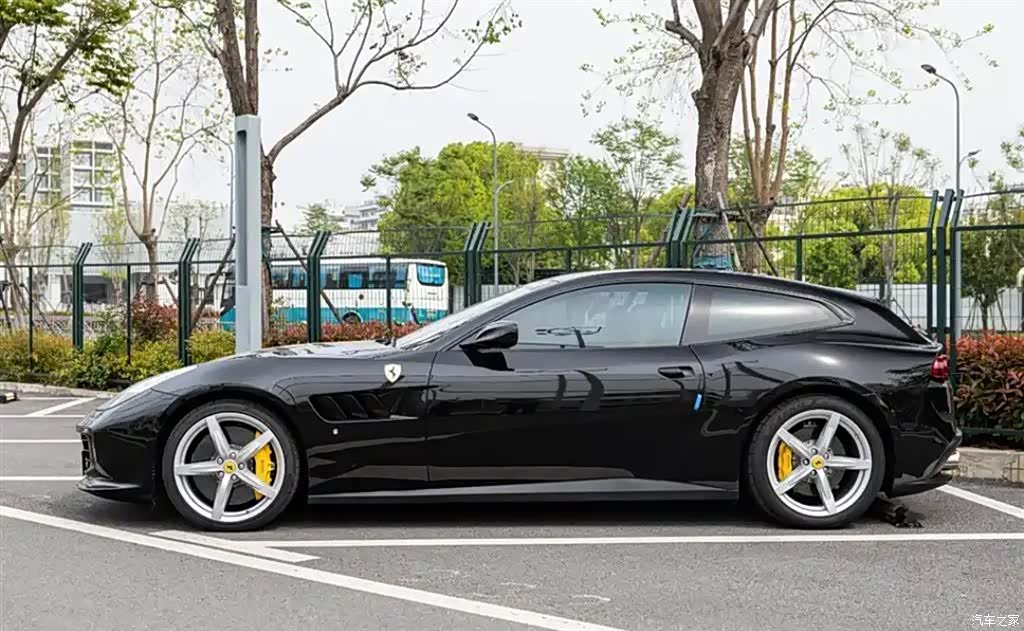 Ferrari GTC4Lus, 2017 7