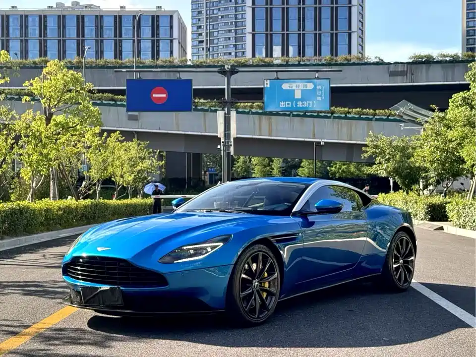 Aston Martin DB11