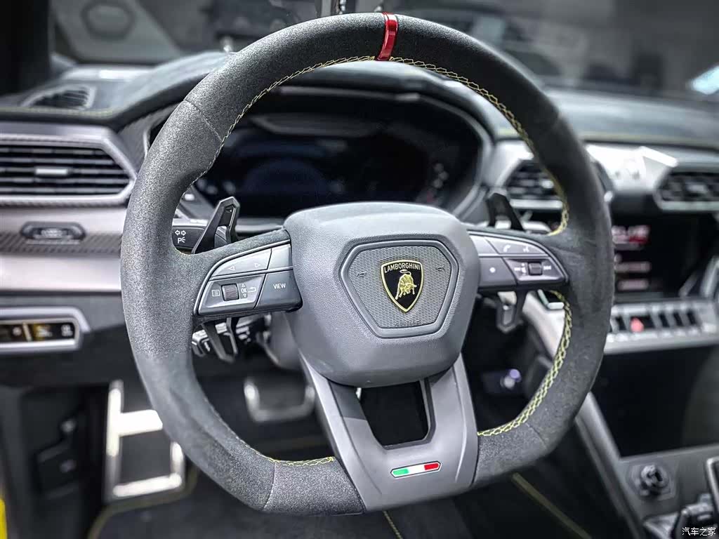 Lamborghini Urus, 2023 16