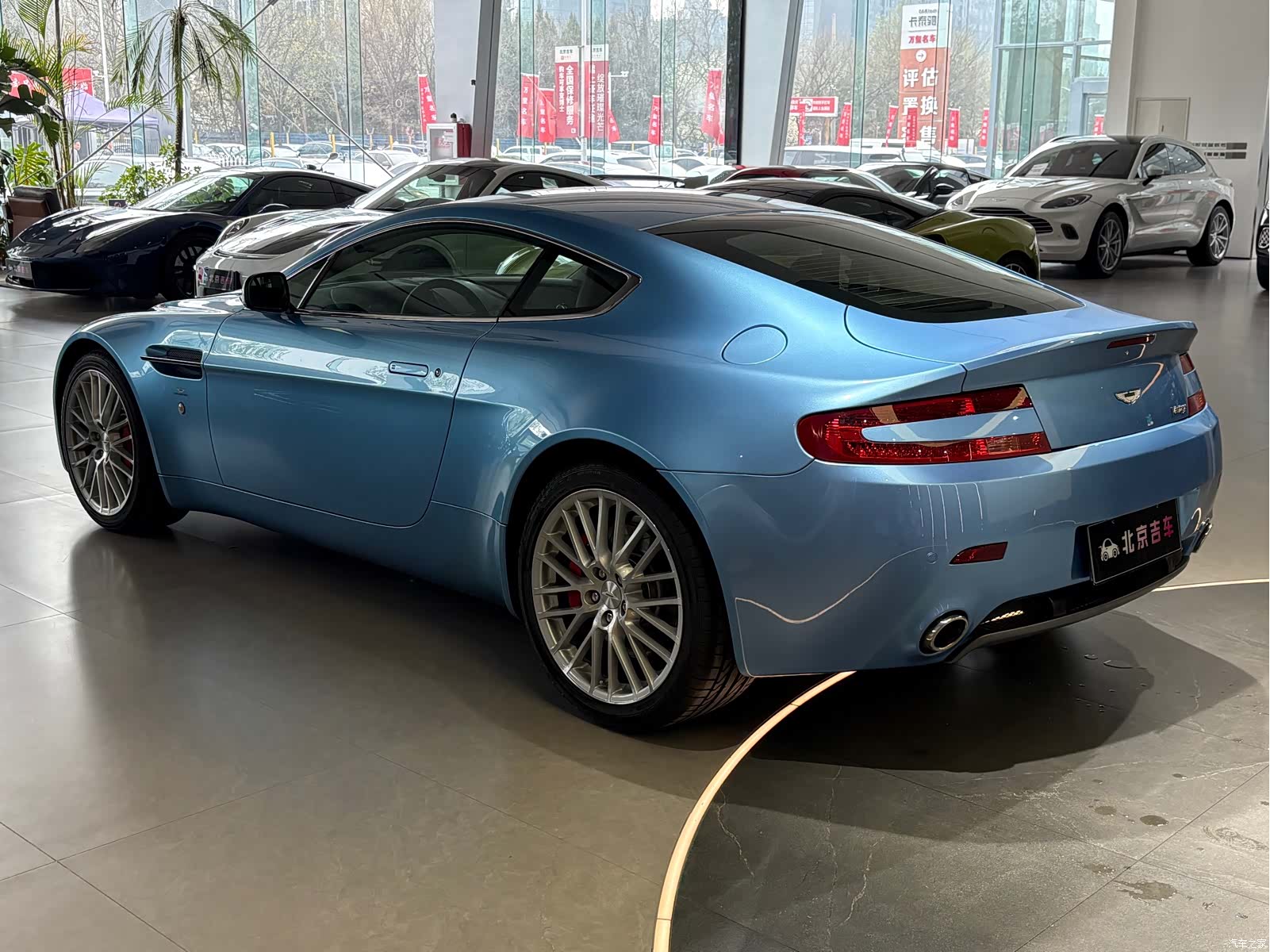 Aston Martin Vantage, 2010 6