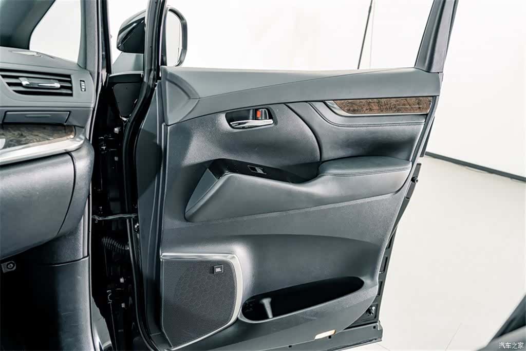 Toyota Vellfire, 2022 16