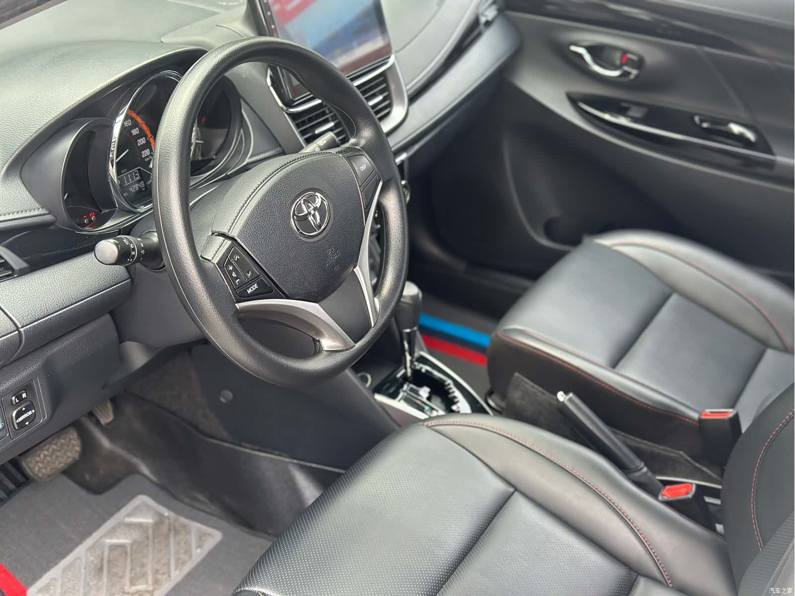 Toyota YARiS L, 2023 все фото