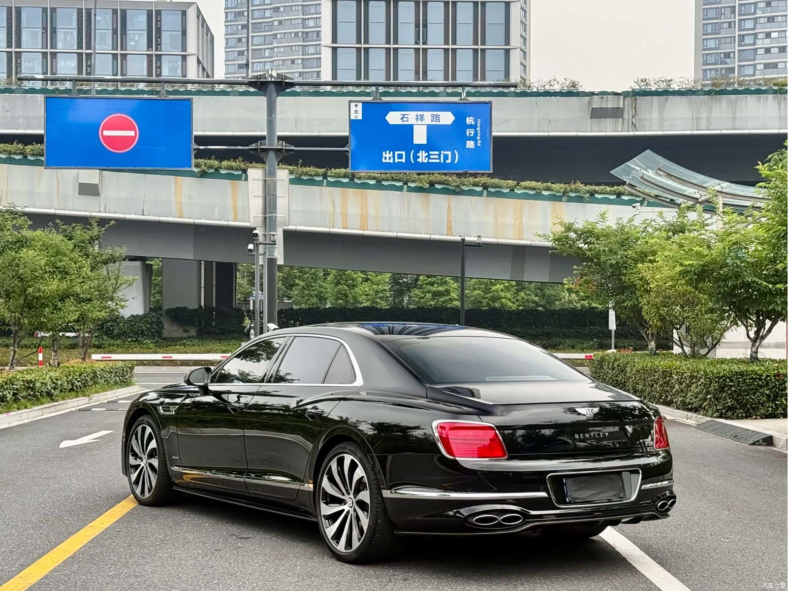 Bentley Flying Spur, 2023 9
