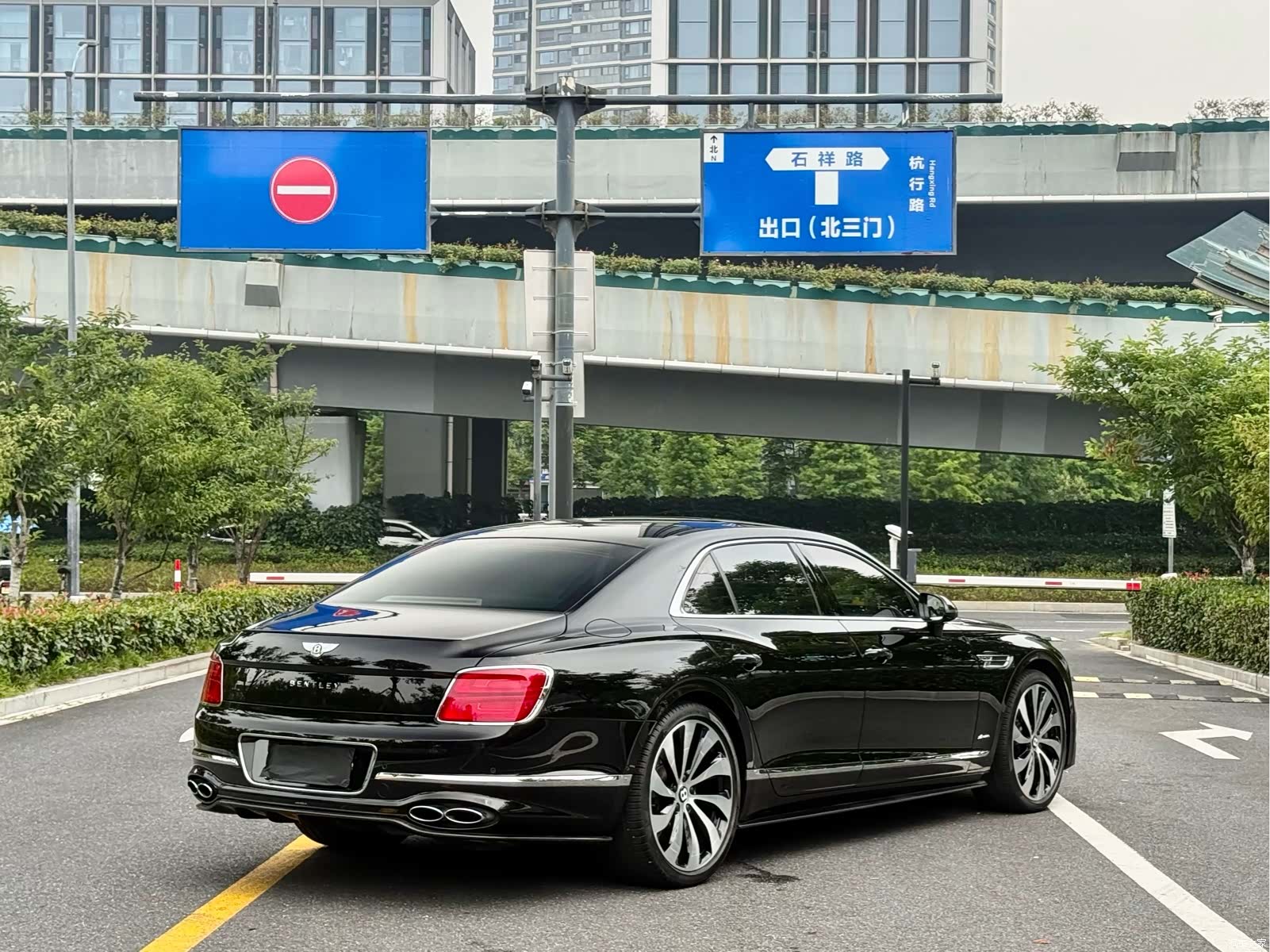 Bentley Flying Spur, 2023 7
