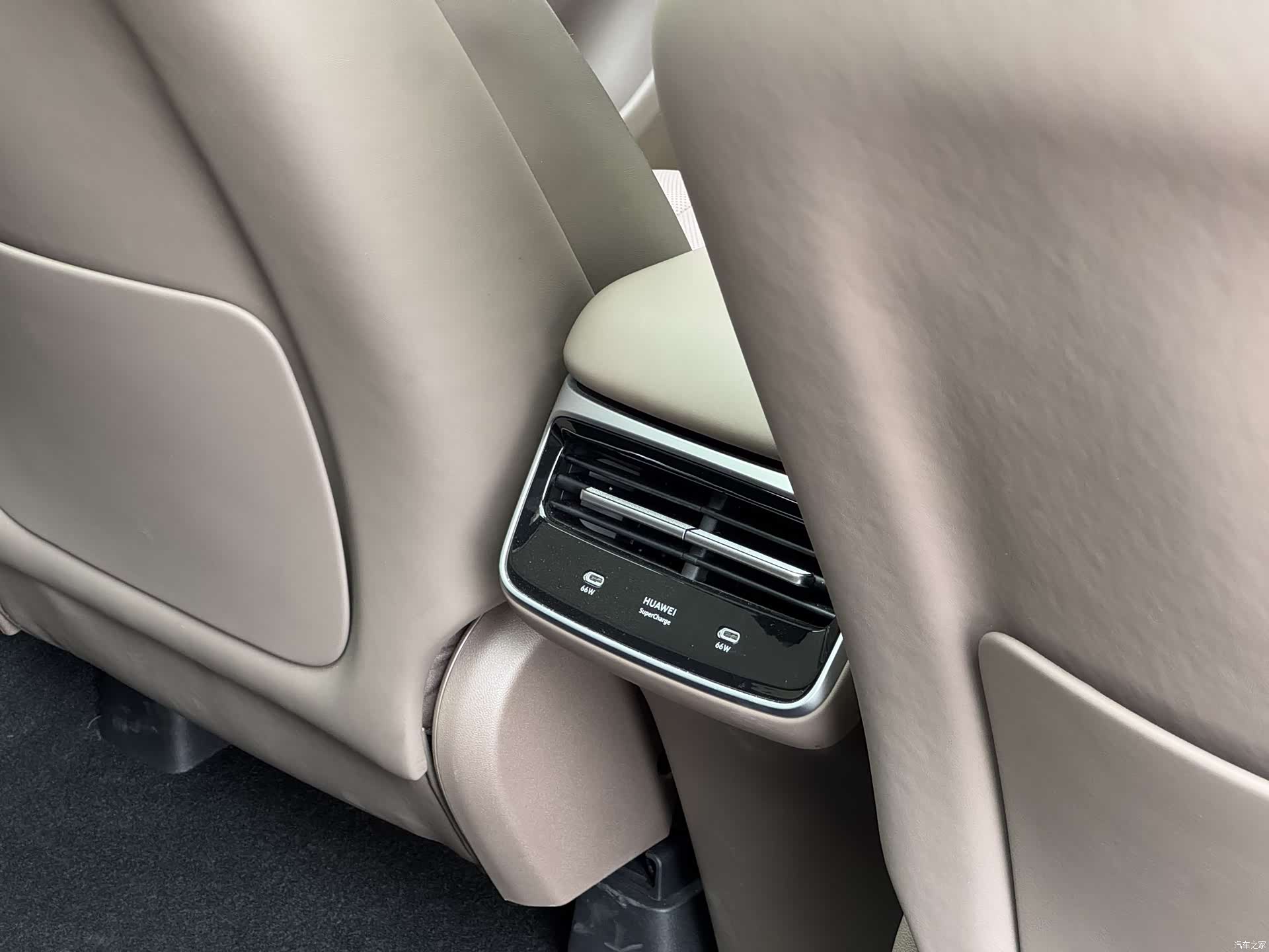 Luxeed R7, 2025 21