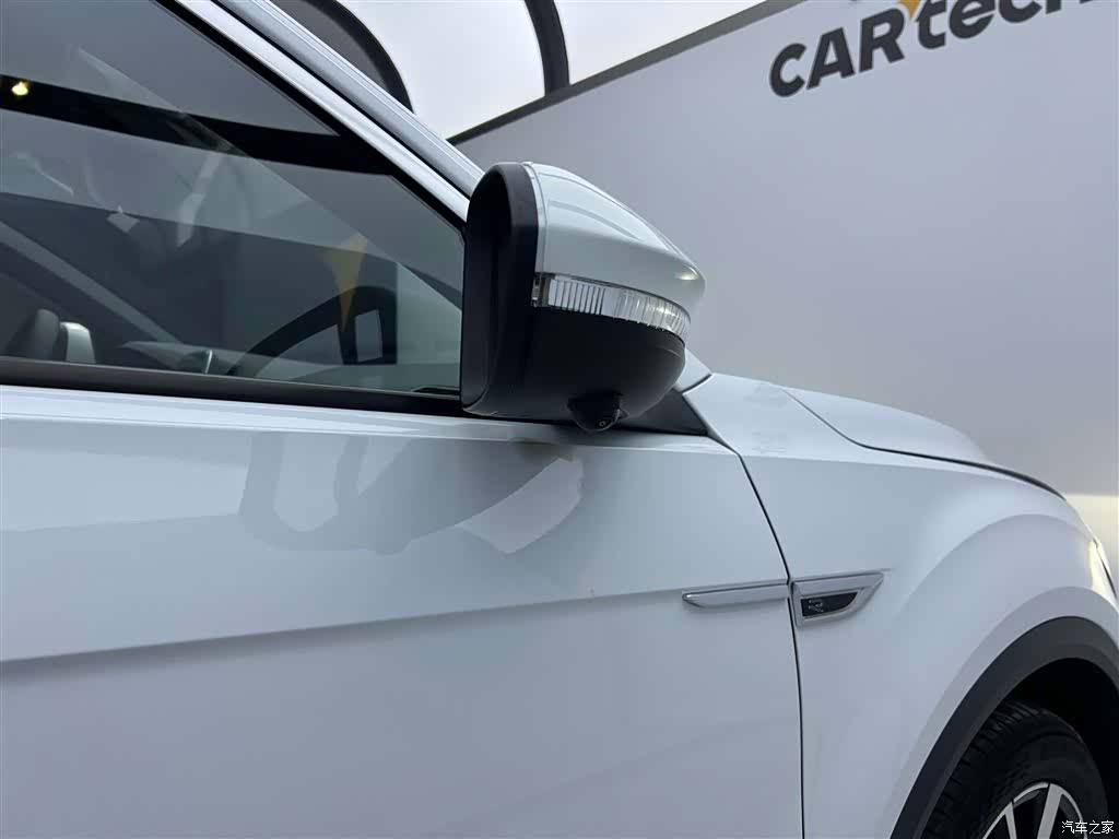 Volkswagen T-ROC, 2025 3