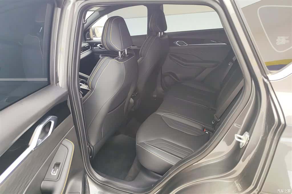 Geely Coolray, 2026 11
