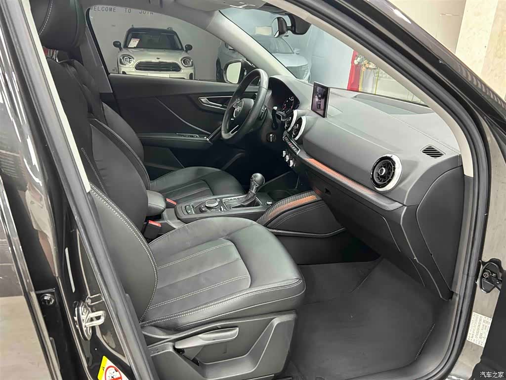 Audi Q2L, 2023 14