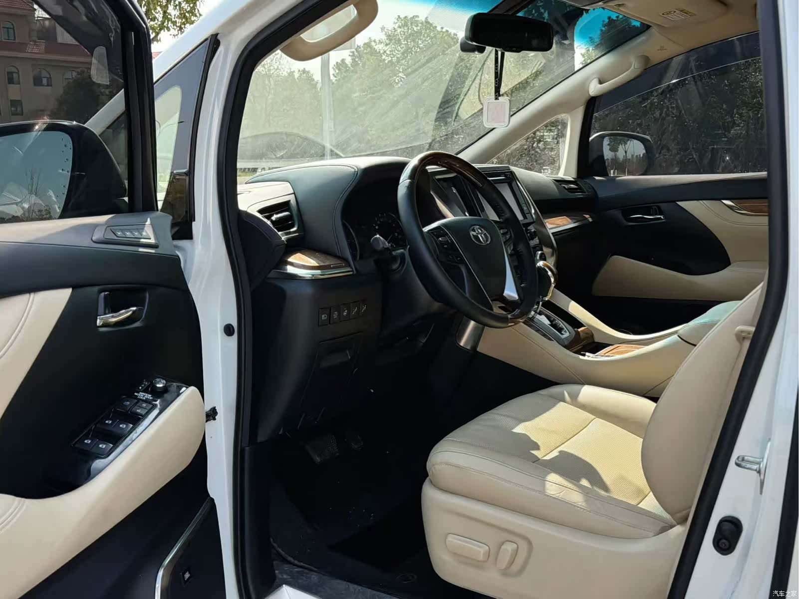 Toyota Alphard, 2015 4