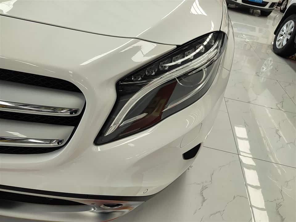 Mercedes-Benz GLA Mercedes-Benz GLA