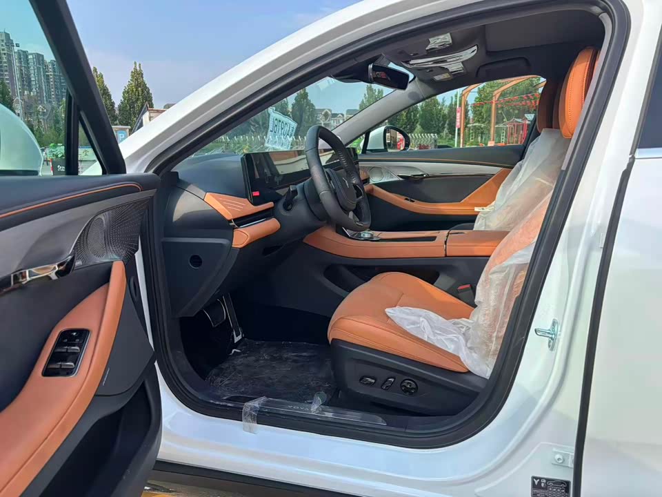 VOYAH Lantu chasing light