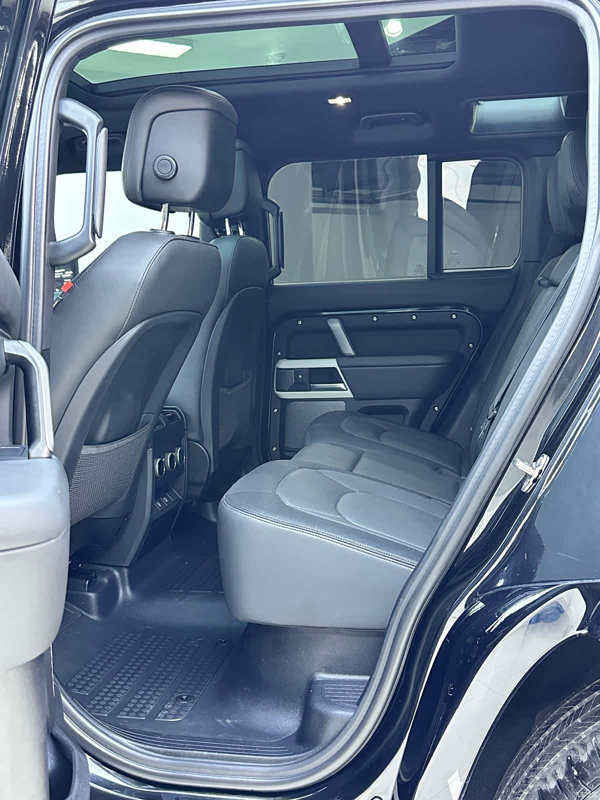 Land Rover Defender, 2024 7