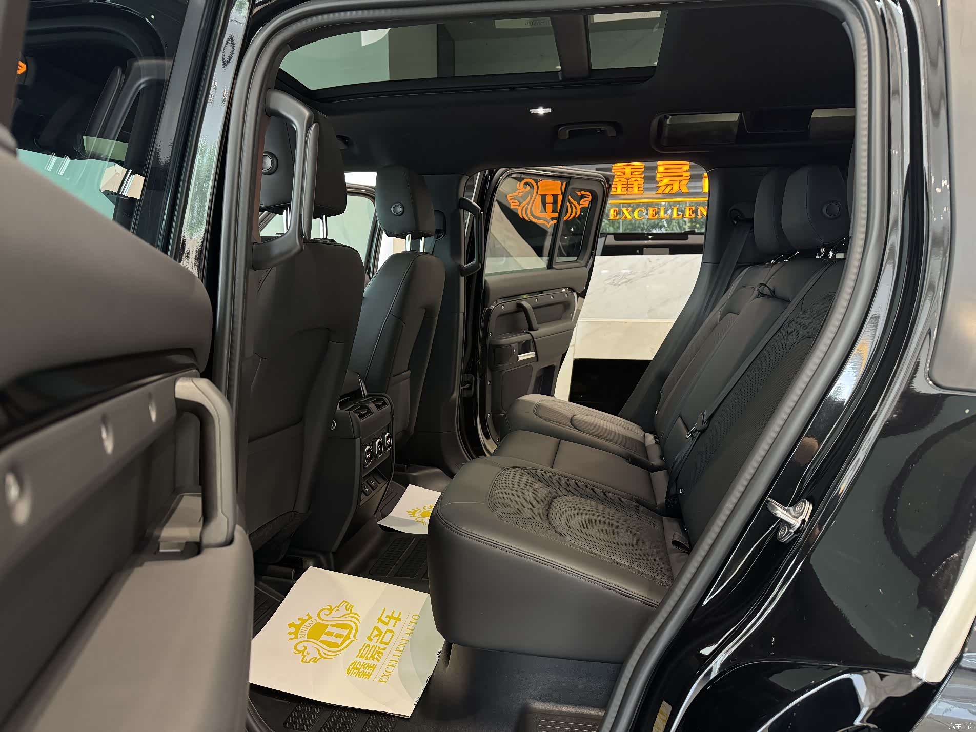 Land Rover Defender, 2025 11