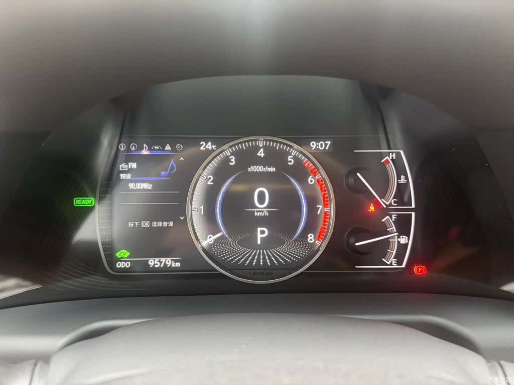 Lexus ES, 2025 4