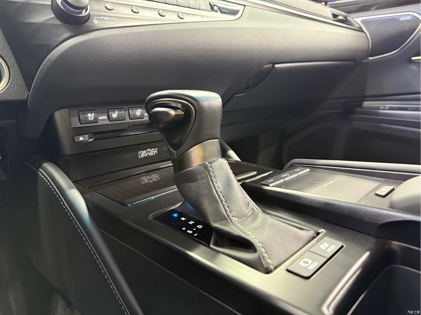 Lexus ES, 2019 21