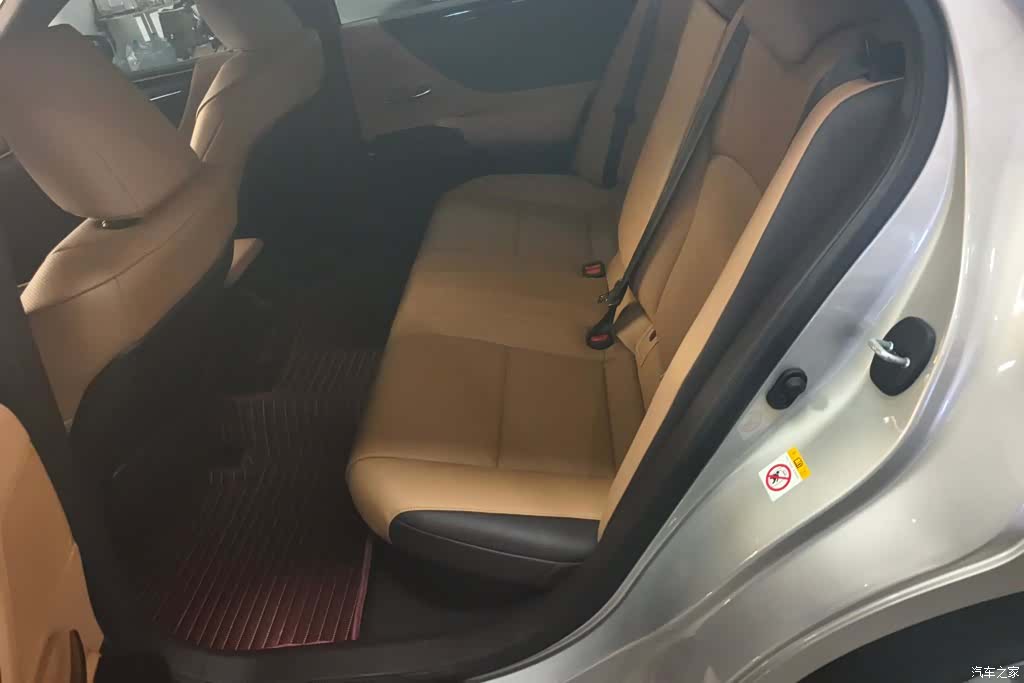 Lexus ES, 2019 11