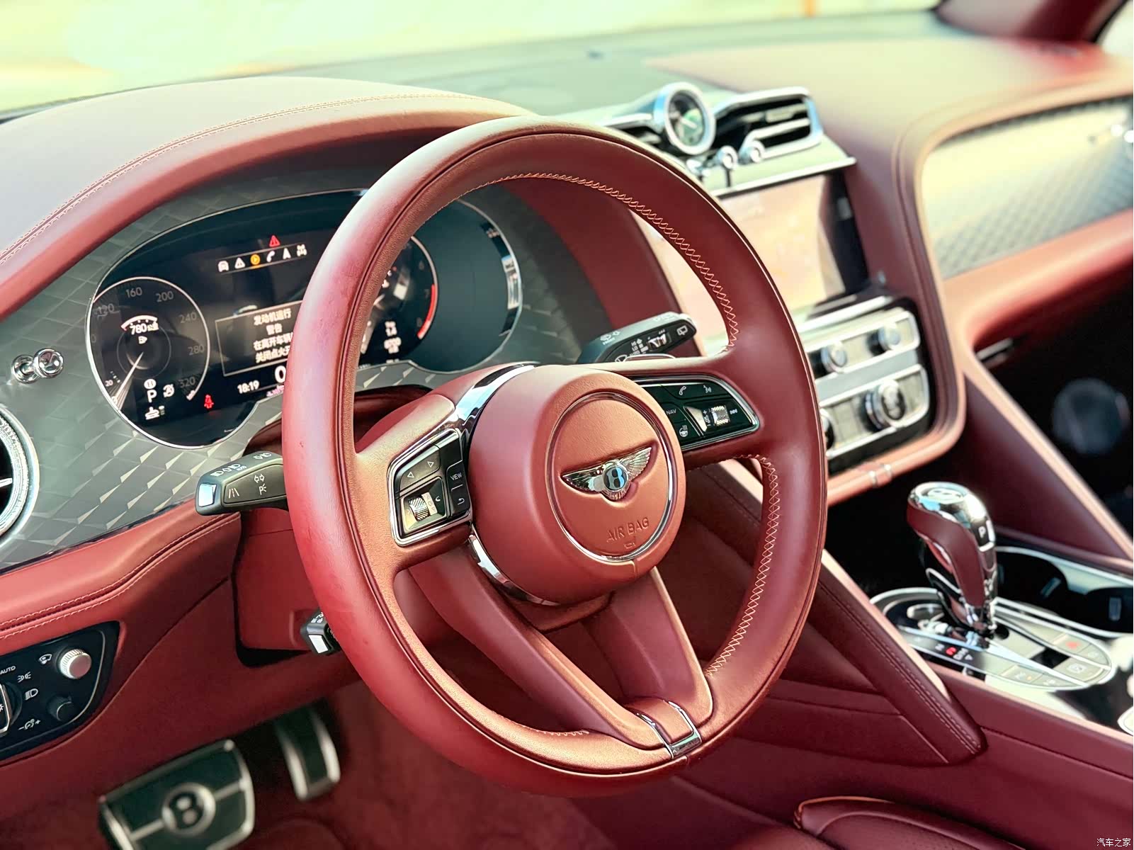 Bentley Bentayga, 2023 14