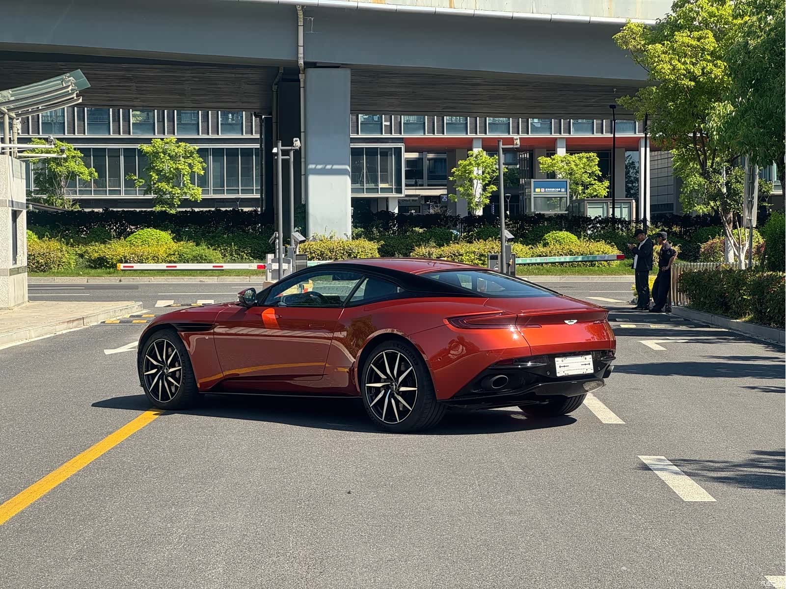 Aston Martin DB11, 2017 все фото