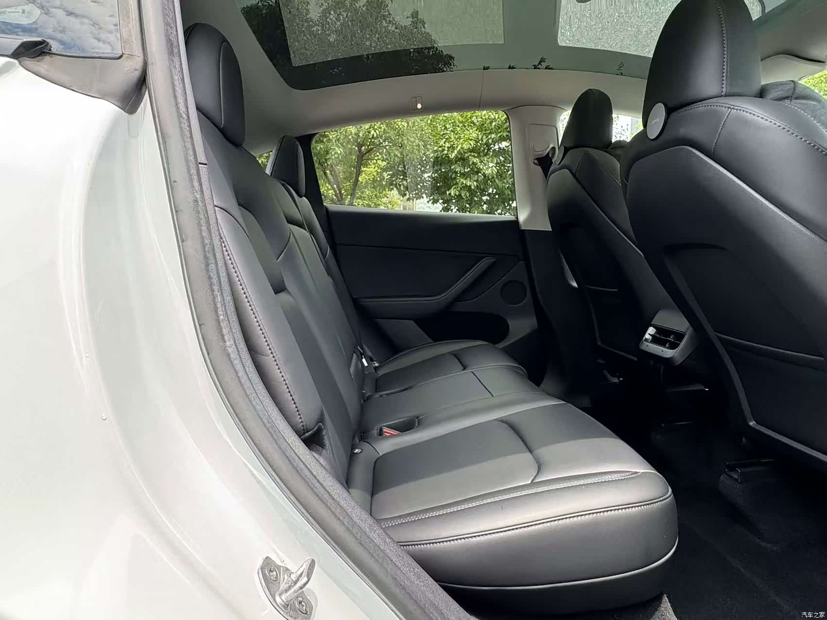Tesla Model Y, 2023 13