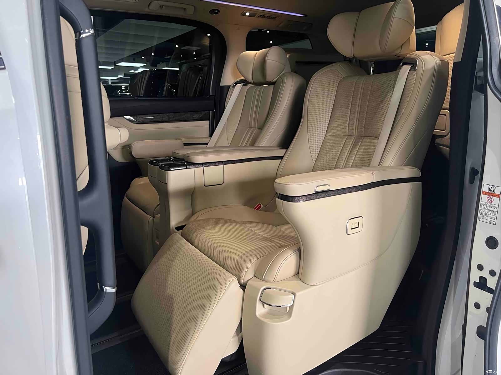 Toyota Alphard, 2018 25