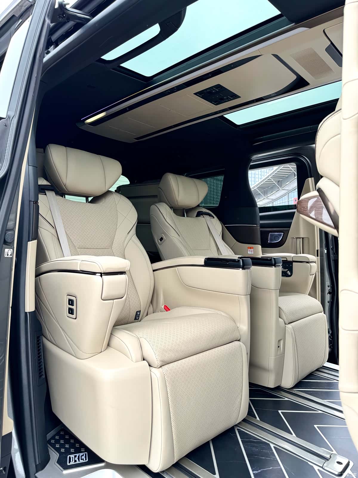 Toyota Vellfire, 2025 9