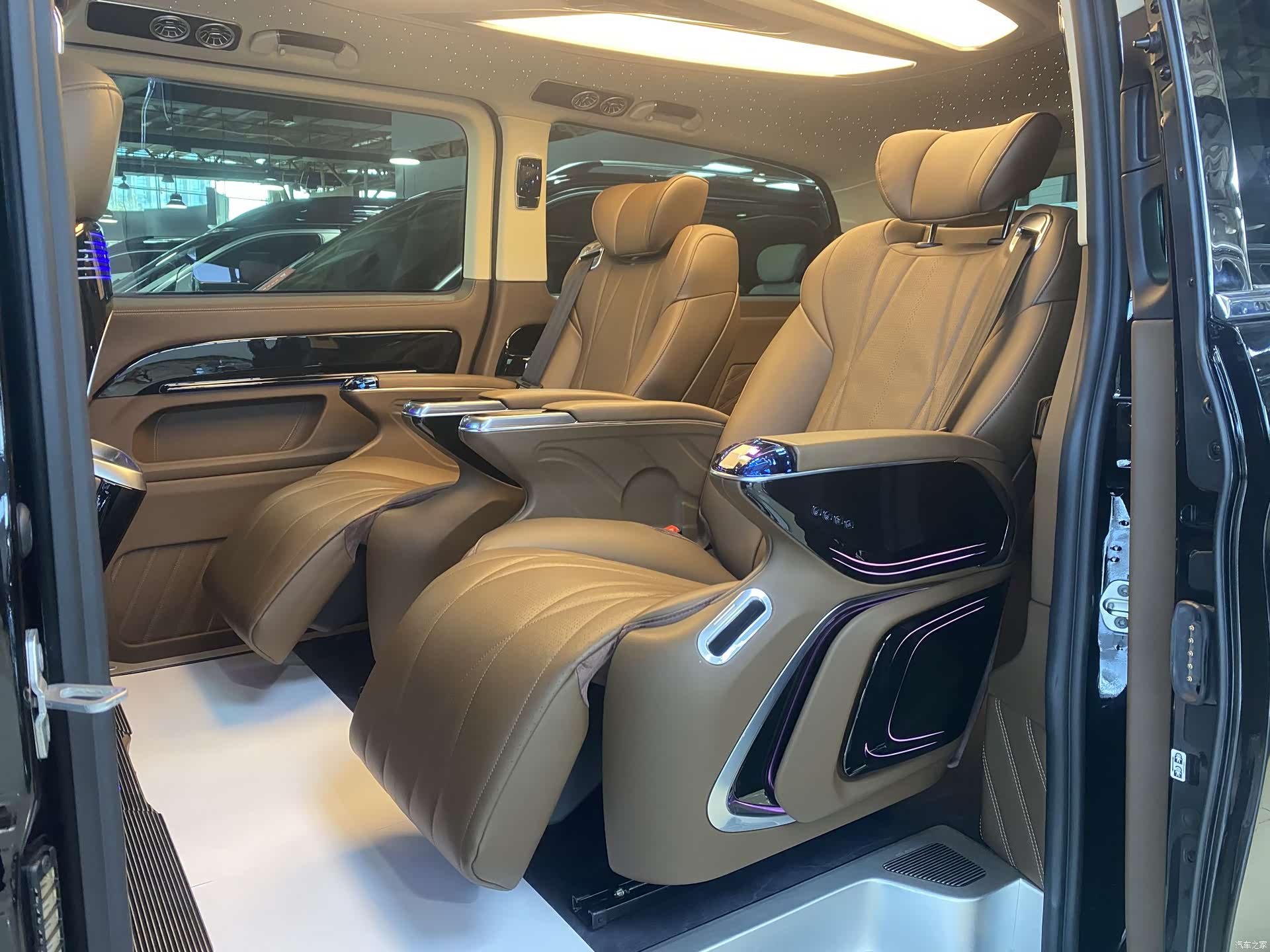 Mercedes-Benz 7, 2025 10