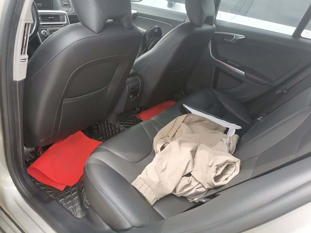 Volvo V60, 2015 17
