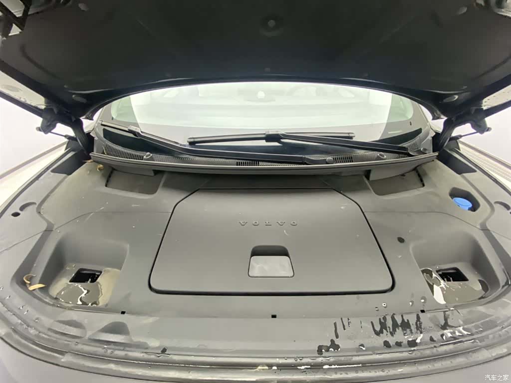 Volvo EM90, 2026 12