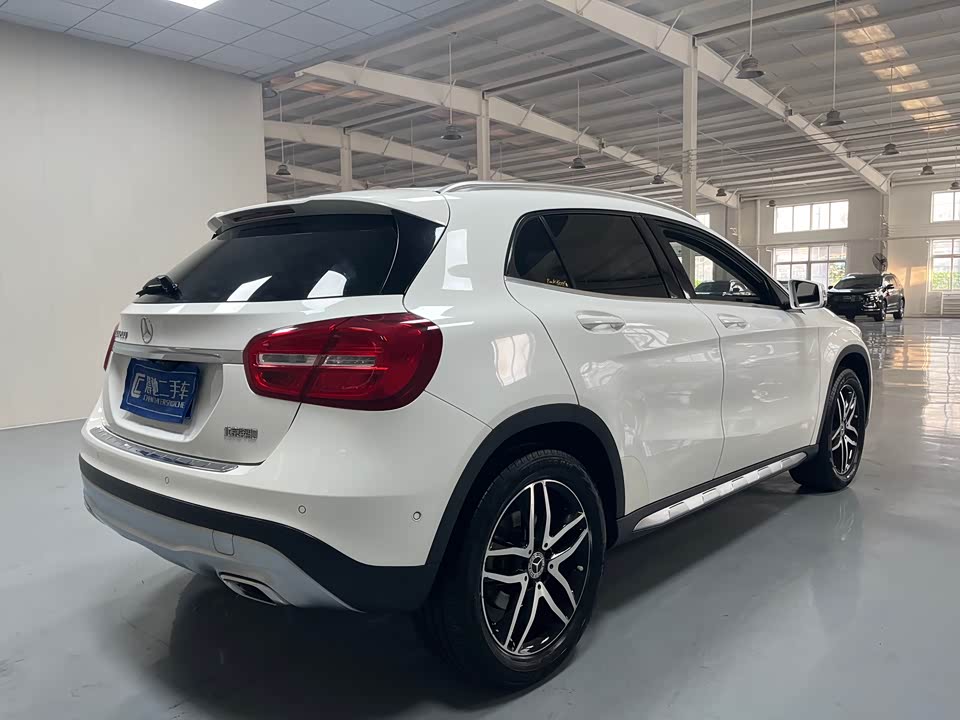 Mercedes-Benz GLA Mercedes-Benz GLA