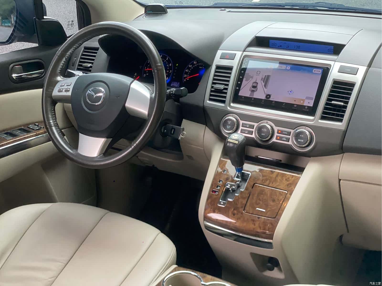 Mazda 8, 2011 13