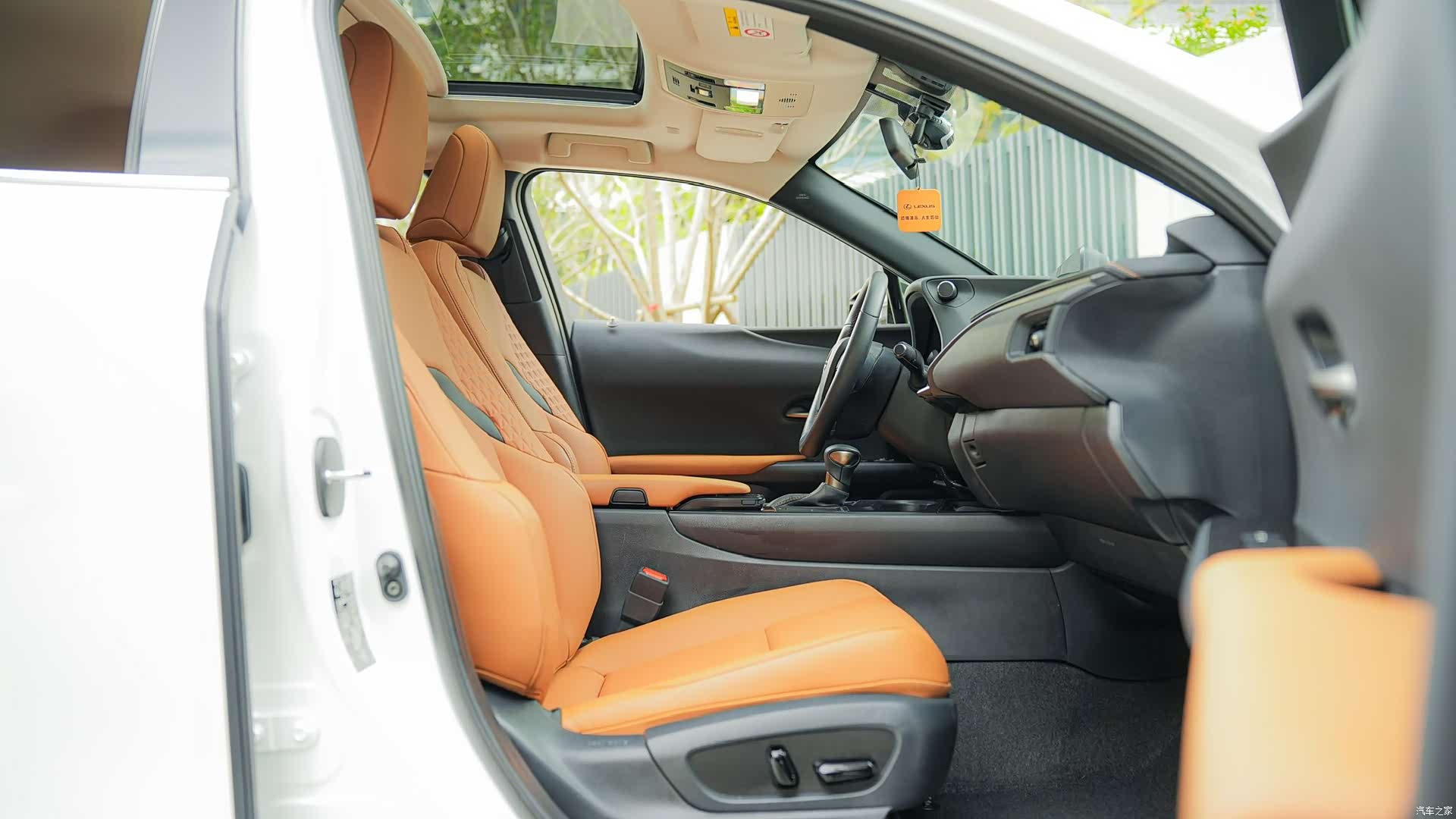 Lexus UX, 2021 11