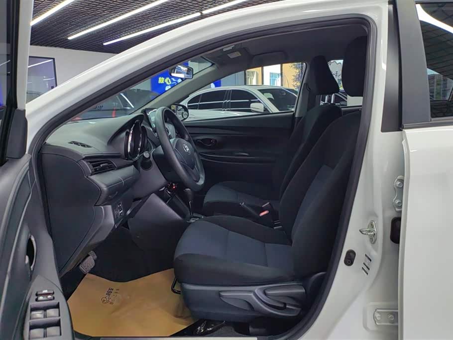 Toyota YARiS L to enjoy