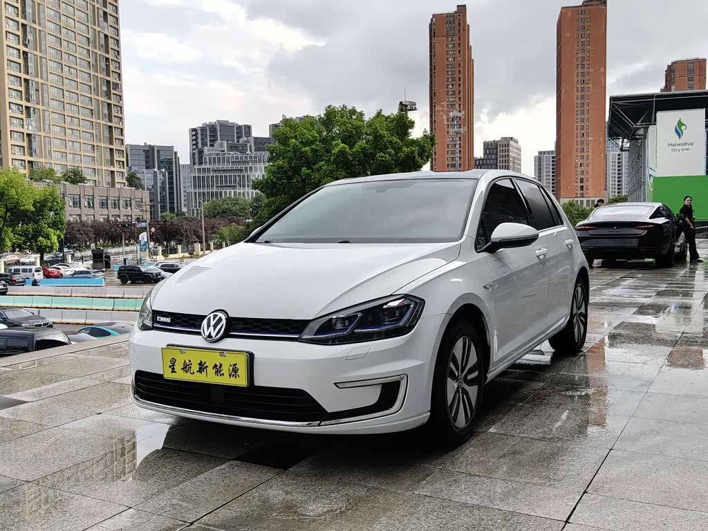 Volkswagen Golf ·