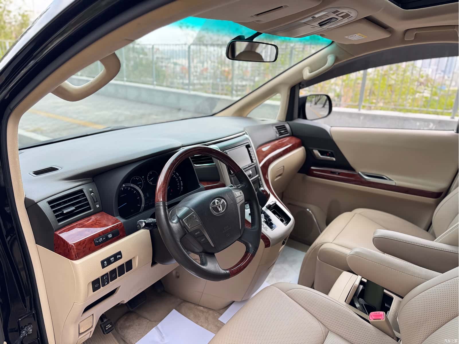 Toyota Alphard, 2011 11