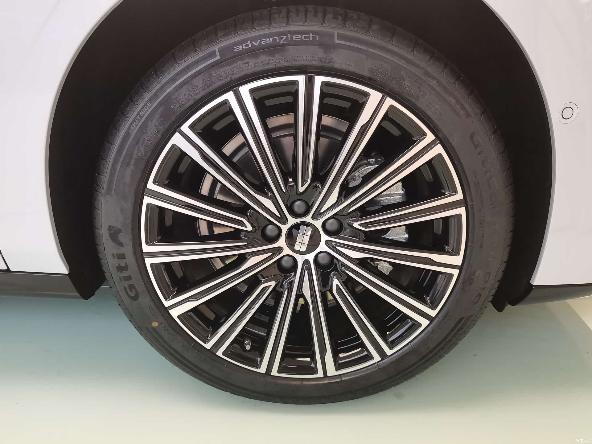 Geely 8, 2026 36
