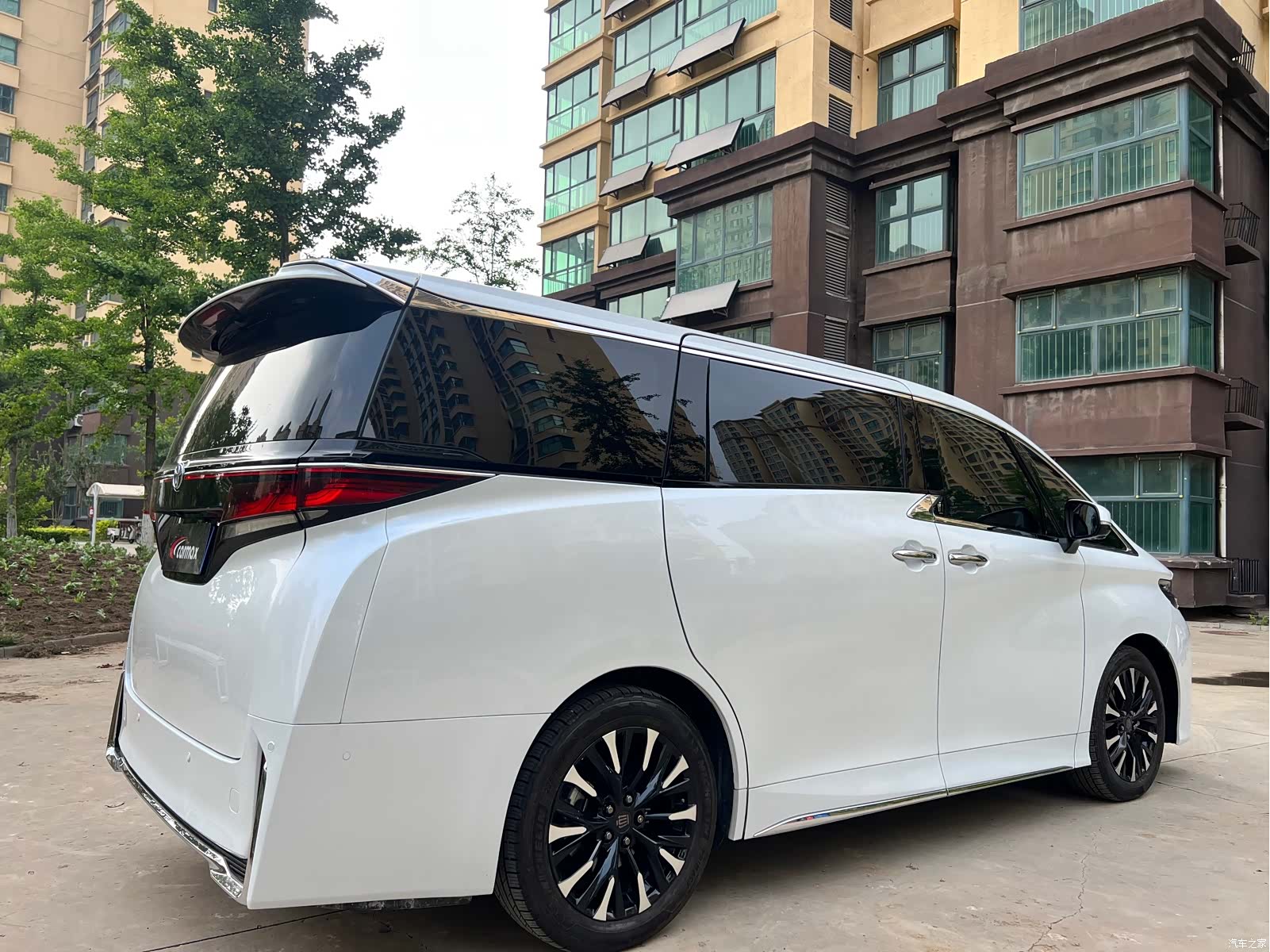 Toyota Vellfire, 2025 4