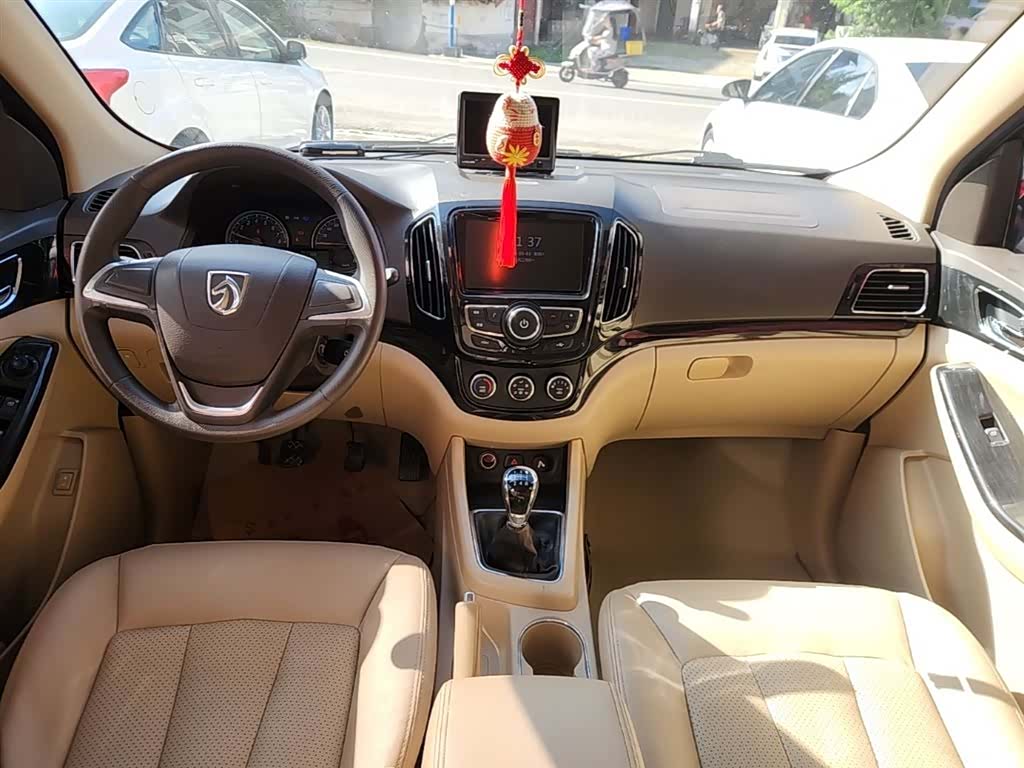 Wuling 730, 2015 10