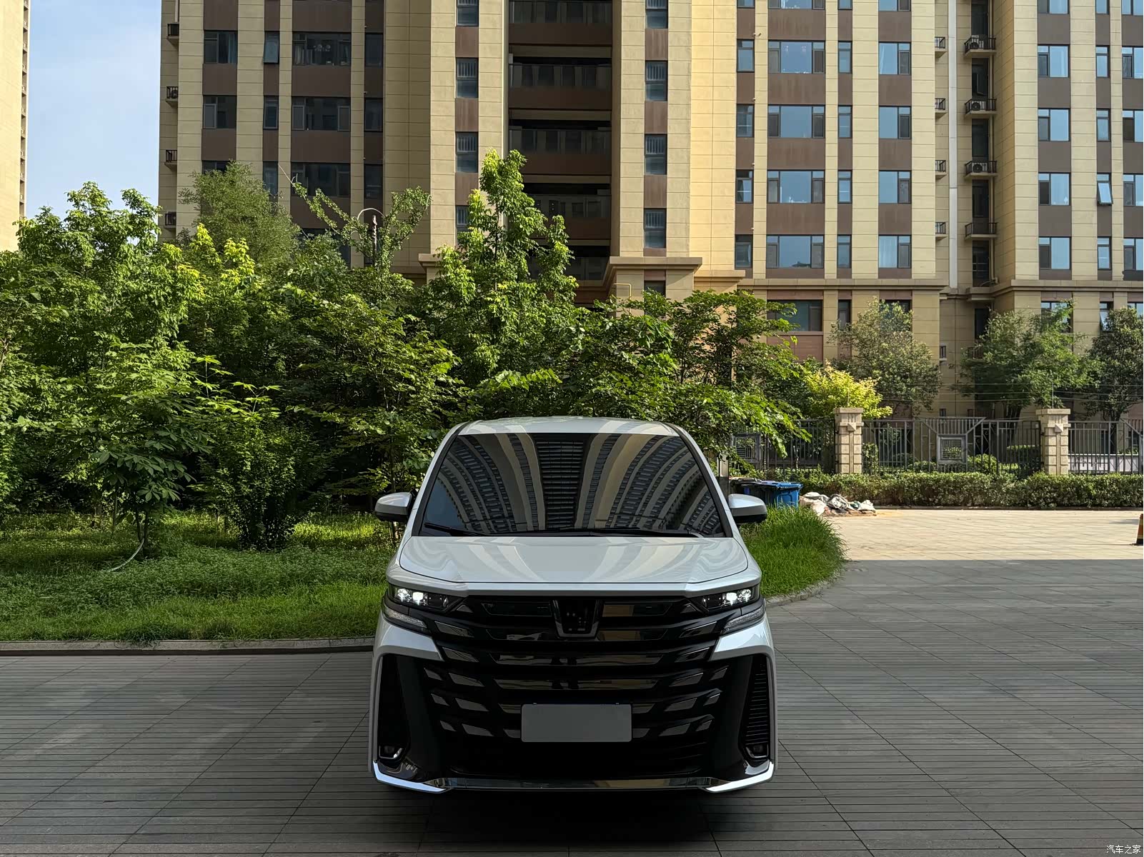 Toyota Vellfire, 2025 3