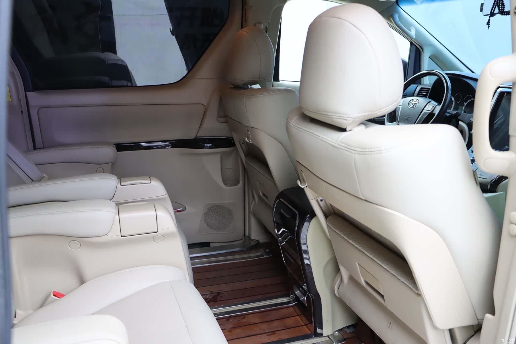 Toyota Alphard, 2015 30