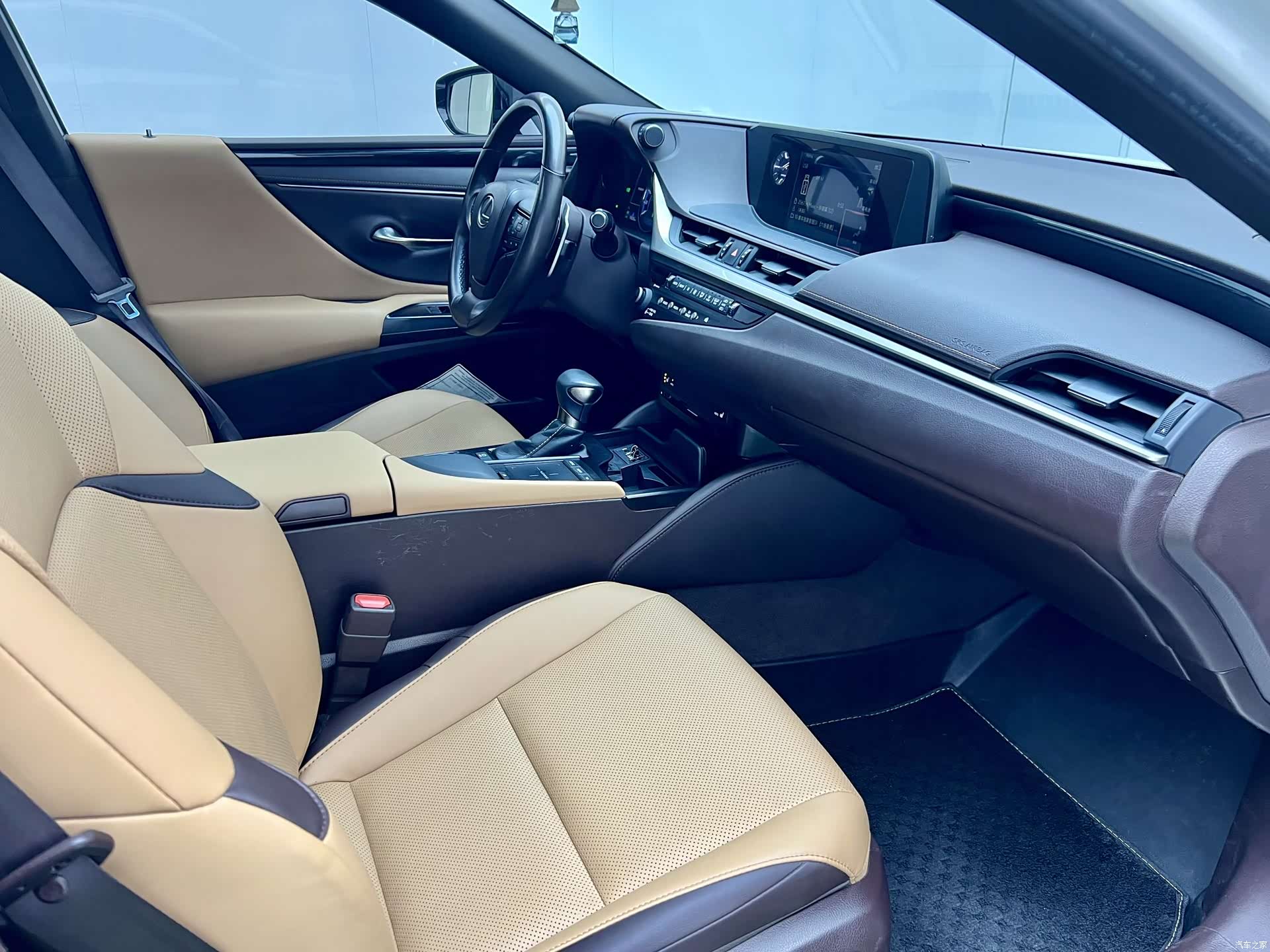 Lexus ES, 2018 13