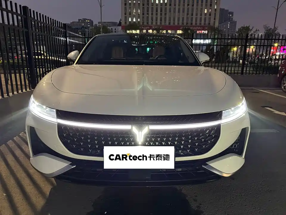 VOYAH Lantu chasing light