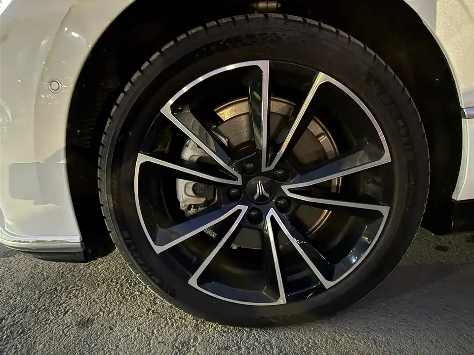 VOYAH Lantu chasing light