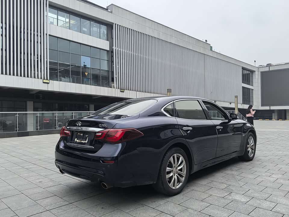 Infiniti Q70