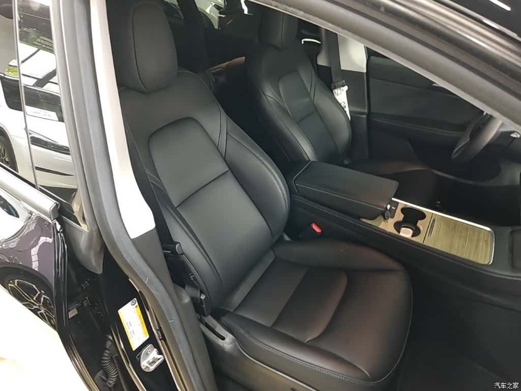 Tesla Model Y, 2023 25