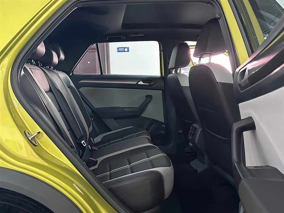 Volkswagen T-ROC exploring Songs
