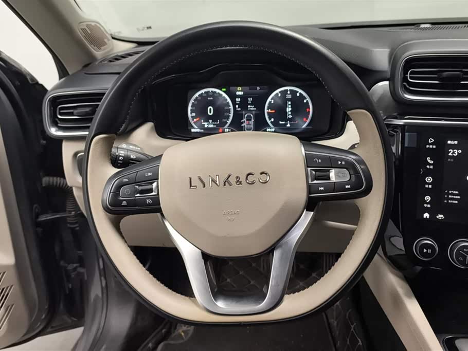 Lynk & Co 02 Lynk & Co 02