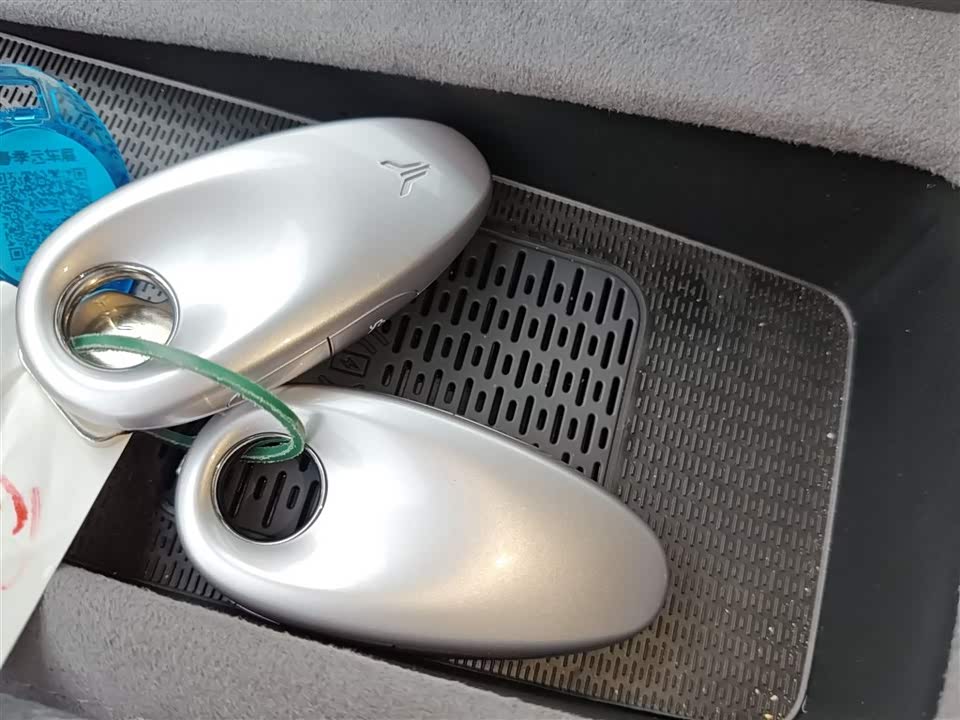 VOYAH Lantu chasing light