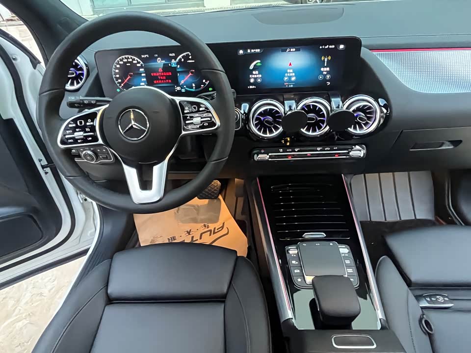 Mercedes-Benz GLA Mercedes-Benz GLA